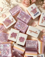 Jeu de Mahjong américain en acrylique rose nacré, 160 tuiles, motif fleur de cerisier or rose, dos nacré irisé, pions couronne, durable