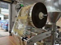 Machine d'emballage automatique de granulés pour fèves de chocolat, cacahuètes, graines, riz, maïs et snacks avec système de mesure volumétrique par godet