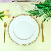 Assiette de présentation ronde en plastique de 13 pouces, qualité supérieure, blanche avec bordure dorée, motif floral ondulé festonné, pour la décoration de table lors de mariages et événements.