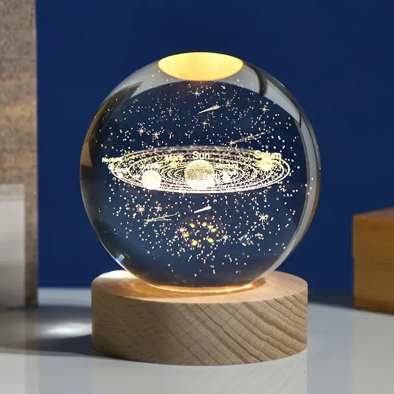 HDW Personalizado 3D Gravado K9 Bola de Vidro Cristal Transparente Linda Decoração de Casa com Base de Madeira LED para Presente Tema Arte