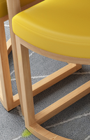 Ensemble simple de table et de chaises pouvant accueillir un petit appartement décontracté, balcon, petite table ronde et tabouret