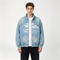 Jaket Zipper Oversize Biru Denim Pudar dengan Cetakan Grafis Awan Laut Lembut Kornit DTG, Badge Dada, Pakaian Luar Gaya Streetwear