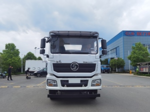 Camion HOWO per Aspirazione Fognaria e Lavaggio ad Alta Pressione per Lavori di Sanificazione - Product Image 1