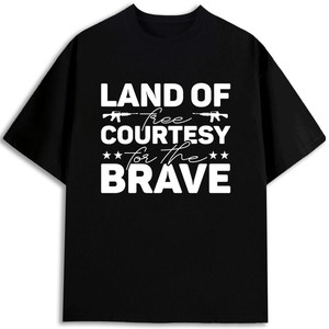 Camiseta Land Of Free Courtesy For The Brave para hombre, 100% algodón, manga corta, tela de jersey estampada, 180 g/m², transpirable - Product Image 1
