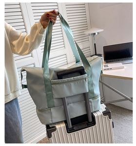 Sac de sport et de voyage en nylon imperméable, grande capacité, coloré et durable, idéal pour la gym, le yoga, les sorties et les week-ends pour femme - Product Image 3