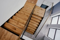 Appartement Hôtel Style Minimaliste Intérieur Double Plaque Escalier Droit en Bois Massif