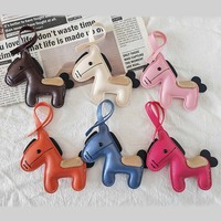 Porte-clés en cuir PU de designer en forme de fraise, personnalisable et plus compétitif