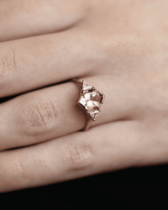 Bague de fiançailles en moissanite taille hexagonale 2,00 carats, plaqué or rose 14K, sertissage clos, 3 pierres, tendance, pour demande en mariage - Product Image 2