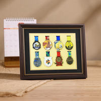 Cadre en bois profond sur mesure pour la présentation de médailles, épingles, certificats et photos, avec passe-partout noir, pour accrocher au mur ou poser sur table.