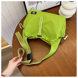 Sac de sport en nylon solide de grande capacité pour femmes sac à bandoulière à sangle unique sac polochon de Style vintage pour dames - Product Image 3