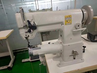 Machine à coudre industrielle électrique robuste à bras cylindrique et pied entraîneur pour cuir, modèle QK-246