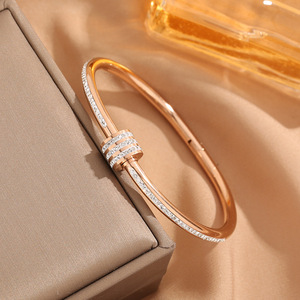 Bracelet en acier inoxydable plaqué or 18 carats pour femmes |   Cristaux entièrement pavés et boucle à visser |   Imperméable Hypoallergénique Ne se décolore pas - Product Image 4
