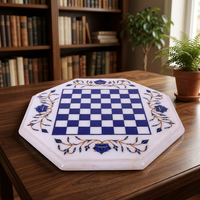 Ensemble d'échecs de luxe en marbre blanc poli fait main, plateau octogonal, motif imitation boîtes antiques, pierre naturelle élégante