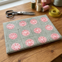 Tissu en coton imprimé à la main de Jaipur, Inde, motif géométrique à rayures vertes et tranches de fruits roses, idéal pour la confection de robes – Vente en gros