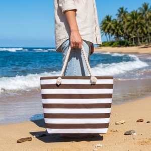 Sac fourre-tout rayé durable à grande capacité avec logo personnalisé Royal Fair, idéal pour les voyages et les activités de plein air - Product Image 1