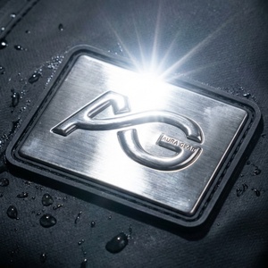 Etiquetas en Relieve Plateadas Cromadas Lavables con Textura Metálica Cepillada y Dimensionalidad 3D Superior para Bolsas de Ropa - Product Image 2