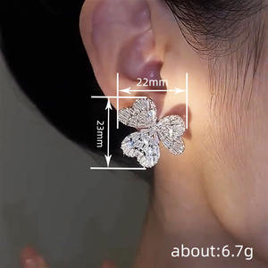 E4405 Orecchini a lobo con fiore in oro bianco e zirconi incastonati a canale, stile classico da festa per donna - Product Image 6