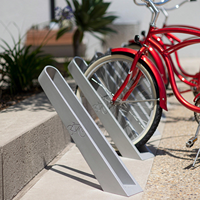 Support de vélo incliné moderne en métal robuste pour stationnement au sol, idéal pour les rues, les parcs et les écoles