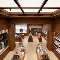 Vitrines d'exposition haut de gamme personnalisées en acier robuste, éclairées par LED, écologiques, étanches, avec panneaux en mélamine pour objets de collection et jouets