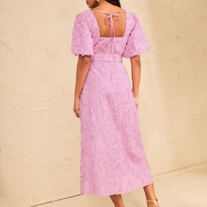 Robe midi personnalisée OEM pour femmes, rose, en jacquard texturé, col carré, manches bouffantes, ceinture et poches - Product Image 2