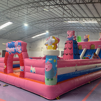 Château gonflable en PVC rose de dessin animé de Peggy Pig avec ballon pour parcs à thème et fêtes en usine