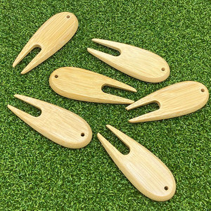 Fourche de réparation de divots de golf en bambou couleur bois naturel, marqueur de balle et outil de réparation de divots pour putting green - Product Image 3