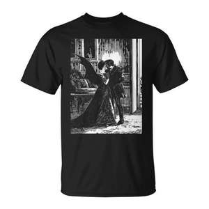 Camiseta Romántica Gótica Grunge con Estética Alternativa, Gráfico Personalizable de Beso de Vampiro para Promociones - Product Image 1