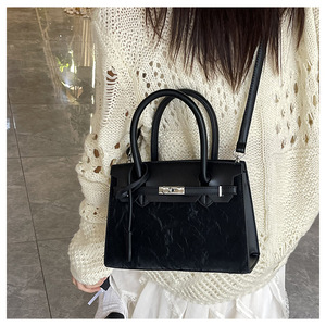 Sac fourre-tout décontracté structuré moderne pour femme - Sac à main texturé inspiré avec fermoir à fermoirs, poignée supérieure et bandoulière amovible en PU - Product Image 3