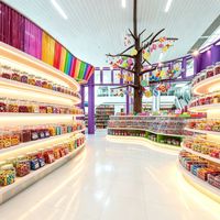 Aménagement complet de magasin de sucre de la marque CIRI, rénovation clé en main, vitrine à chocolat éco-responsable avec éclairage LED, table de présentation en verre