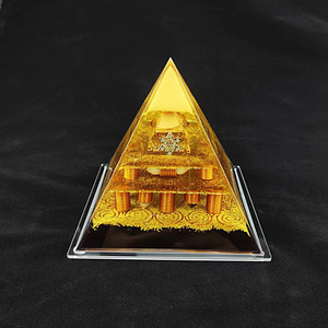 Ornement pyramidal en résine de cristal Kogiya avec gravure interne, décoration d'intérieur, cadeau personnel, objet de collection - Product Image 3