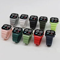 Montre électronique sportive à écran LED numérique simple et tendance, vente en gros d'usine pour femmes, hommes et enfants