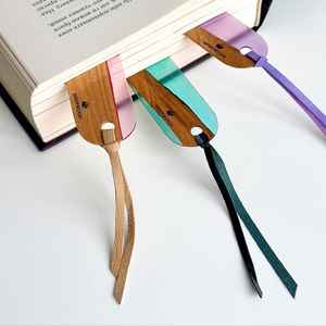 Marcapáginas de resina y madera hechos a mano que combinan diseño artístico y textura de madera natural. - Product Image 3