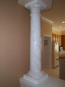 Columna Decorativa Moderna de Mármol Blanco Sólido Tallada a Mano con Capitel Floral para Instalaciones Arquitectónicas y Exteriores de Lujo - Product Image 4