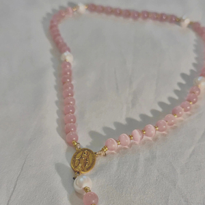 Collier <span class=keywords><strong>de</strong></span> <span class=keywords><strong>prière</strong></span> personnalisé en imitation perle et cristal <span class=keywords><strong>de</strong></span> quartz rose pour la première <span class=keywords><strong>communion</strong></span>, cadeau <span class=keywords><strong>de</strong></span> mariage ou <span class=keywords><strong>de</strong></span> confirmation - Product Image 5
