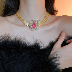 2024 nueva llegada Medieval diamante mariposa serpiente hueso collar arte Retro Palacio cadena collar Rosa cristal gargantilla collares - Product Image 5