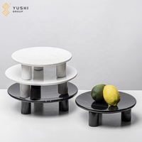 YUSHI Elegante Italiaanse stijl natuurlijke marmeren dienblad met voetstuk Uniek sculpturaal stenen decoratief bord voor luxe huisdecoratie