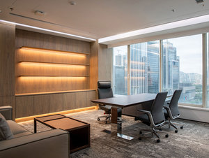 โต๊ะทำงานผู้บริหารรูปตัวแอลปรับระดับได้ด้วยระบบไฟฟ้า รุ่นหรูหราทันสมัย ทำจากไม้วอลนัท พร้อมตู้เก็บของ - Product Image 5