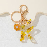 Porte-clés pendentif abeille marguerite jaune avec pompon et fleurs de chrysanthème séchées pour sac à dos