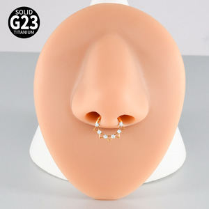 Anneau de nez en titane F136 ajouré triangulaire avec zircone cubique, bijou de piercing 16G, anneau de segment d'oreille pour cartilage, plaqué or PVD, vente en gros OEM - Product Image 2