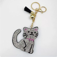 Porte-clés best-seller en forme de chat blanc à longue queue, orné de strass étincelants et de pompons, idéal pour sacs et voitures