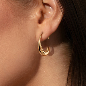 Boucles d'oreilles Huggie à trois couches en forme de C en acier inoxydable, design géométrique, unisexe, pour un usage quotidien - Product Image 3