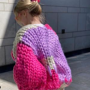 <span class=keywords><strong>Cardigan</strong></span> Invernale Corto da <span class=keywords><strong>Donna</strong></span> Personalizzato Lavorato a Maglia Grossa all'Uncinetto, Maglione Fatto a Mano in Irlanda con Maniche a Lanterna Colorate - Product Image 5