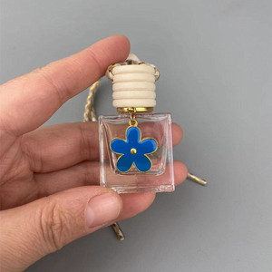 Venta al por mayor 10ml ambientador difusor vacío único cuadrado forma coche colgante botella de perfume con tapa de madera - Product Image 4