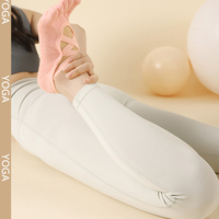 Haute Qualité OEM Personnalisable Silicone Trampoline Yoga Chaussette Cinq Doigts Logo Anti-Slip Candy-Color pour Tous Usine En Gros