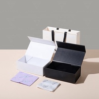 Boîte cadeau en carton blanc Boîte de luxe avec ruban interchangeable et fermeture magnétique Ensemble de grandes boîtes cadeaux pliantes
