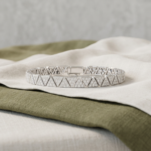 Pulsera de Diamantes Geométricos Triangulares para Hombre – Eslabón de Diamantes Cultivados en Laboratorio VVS DEF CVD con Pavé Entrelazado en Oro de 9K, 10K, 14K y Plata 925 - Product Image 1