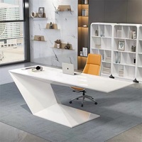 Ensemble de bureau et chaise de direction ergonomique, moderne, durable et écologique JINS pour femme dirigeante, design haut de gamme, usage domestique ou professionnel.