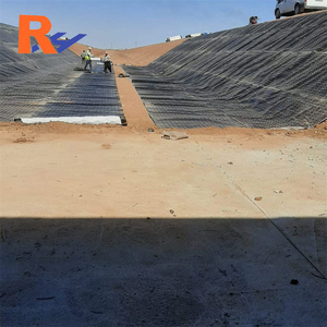 غشاء أرضي بلاستيكي أسود مضاد للتسرب ومقاوم للأشعة فوق البنفسجية من البولي إيثيلين عالي الكثافة لبرك تبخر الملح في مشروع بيرو - Product Image 5