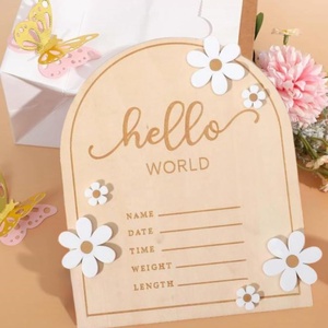 Tarjetas de madera rústicas para marcar los hitos del bebé con diseño grabado de 'Hola Mundo' para baby showers - Product Image 6
