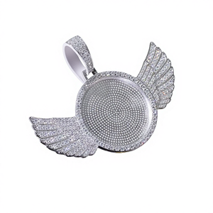 Pendentif médaillon à souvenirs Luxira Iced Angel Wings en argent 925 plaqué or, serti de moissanite, personnalisable avec photo, tendance hip-hop - Product Image 1